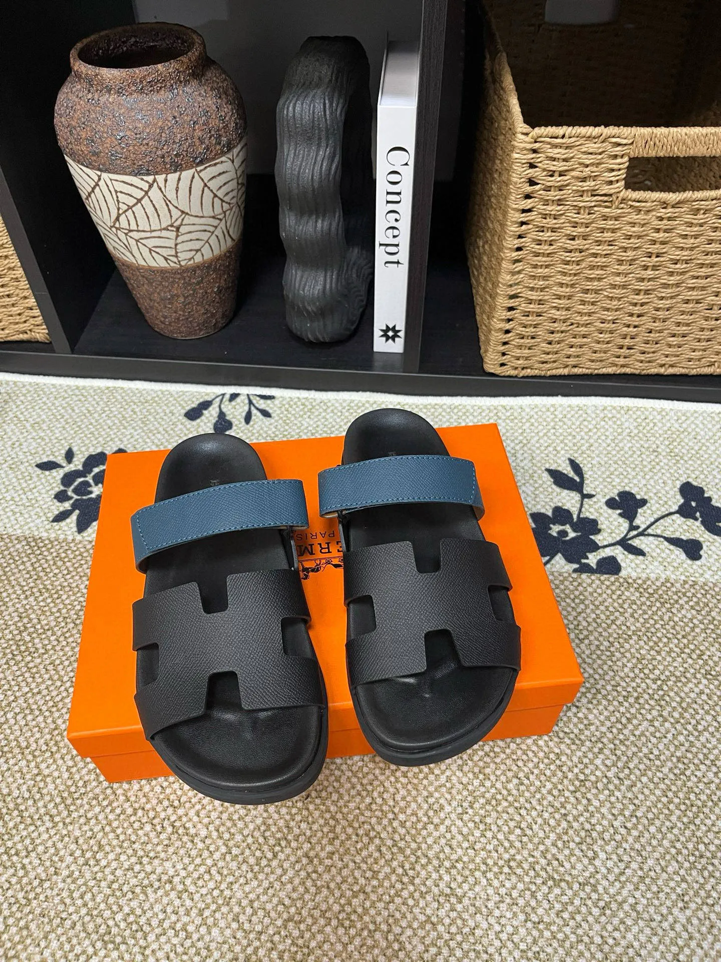 P300 Hermes men's Kazimir slippers - top-quality woven calfskin functional sandals with interwoven uppers inspired by the "H" iconic pattern to create a casual look, perfect for summer. Imported cowhide + cowhide lining + TUP outsole Size: 36-46 couple model